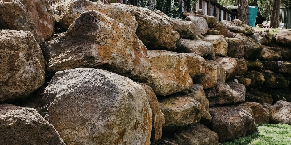 Essential Tips To Build A Rock Retaining Wall - Hammer Excavations