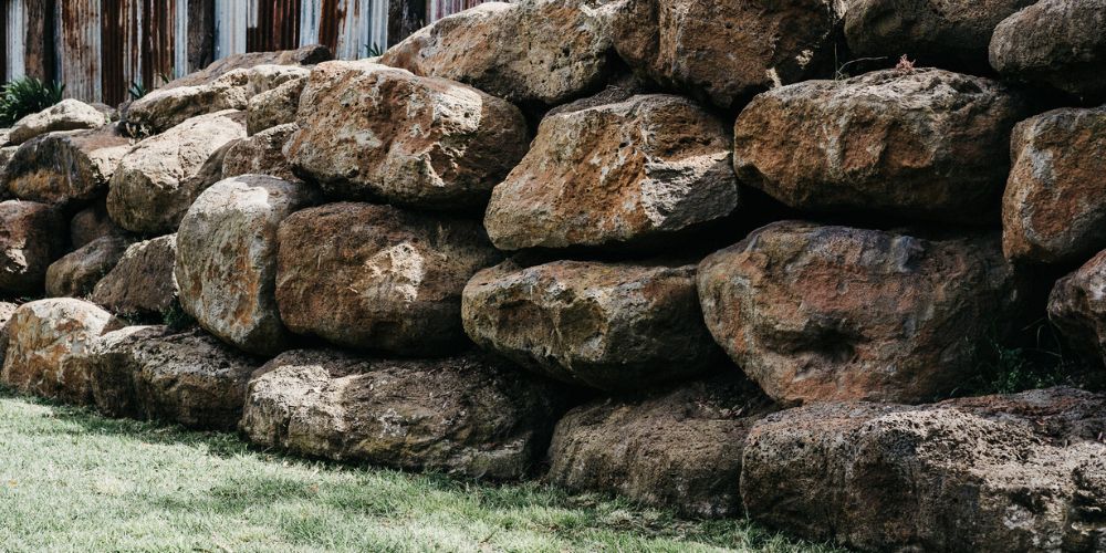 How to Build Rock Retaining Walls - Hammer Excavations