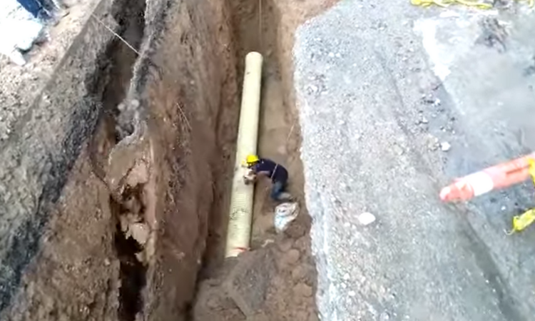 a person being trapped by the collapse of an excavation