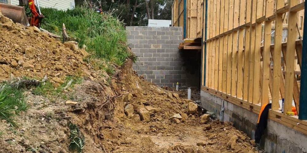 Building retaining walls - Hammer Excavation